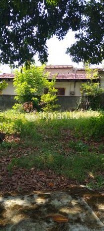 15.5 perch land with a house  for sale in Athurugiriya