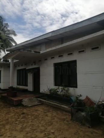 Land with Old 4 Bedroom House for Sale Ranawana Road Katugastota